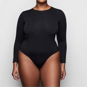 Skims essential crew neck long sleeve bodysuit